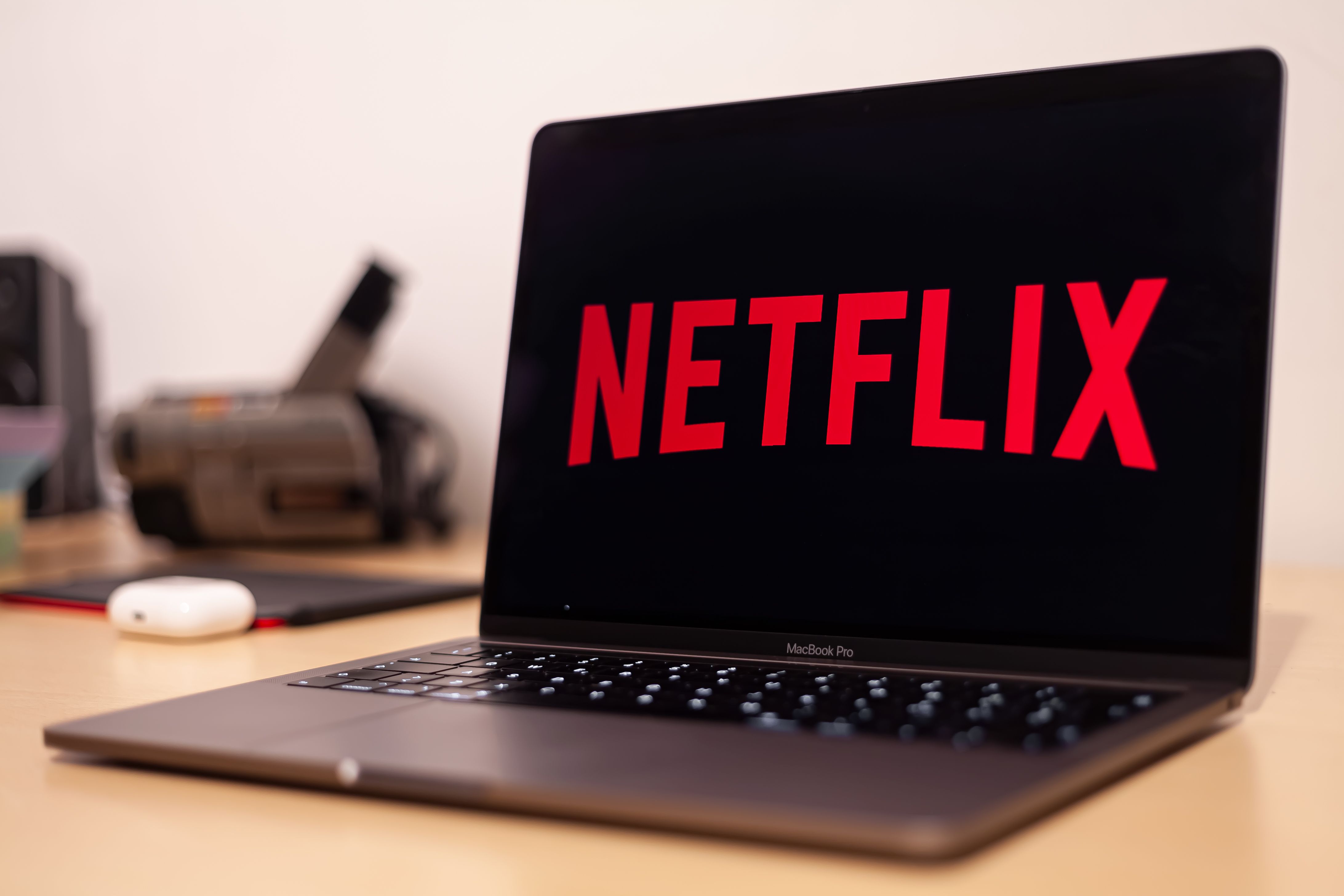Netflix lucra US$ 3,66 bi, mas corta projeção de publicidade
